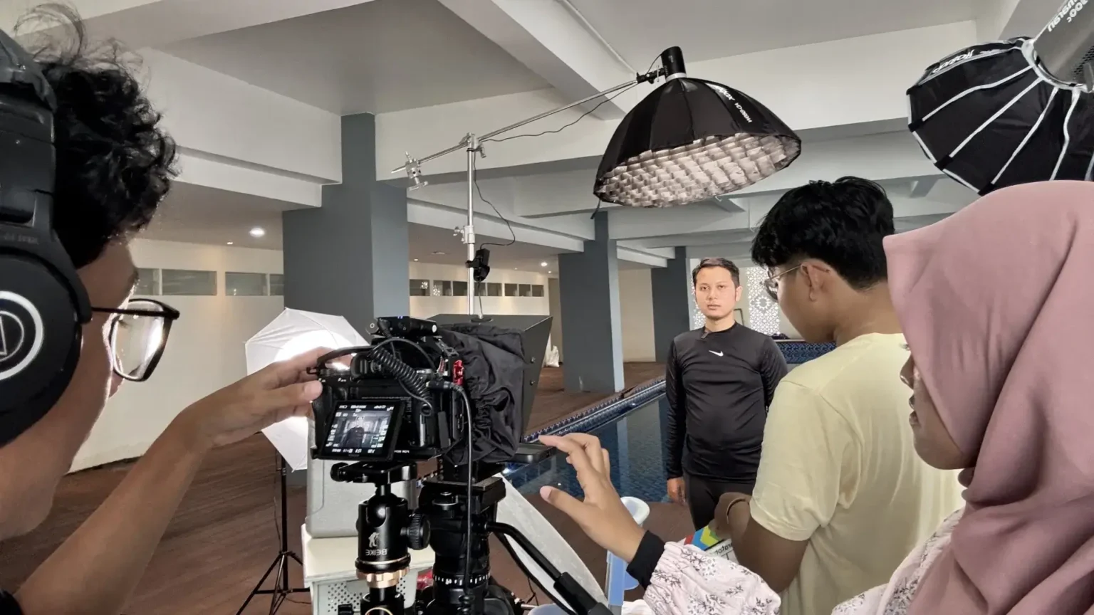 Video Producer Penerbit Erlangga
mengarahkan kru produksi video pembelajaran Erklika 2024